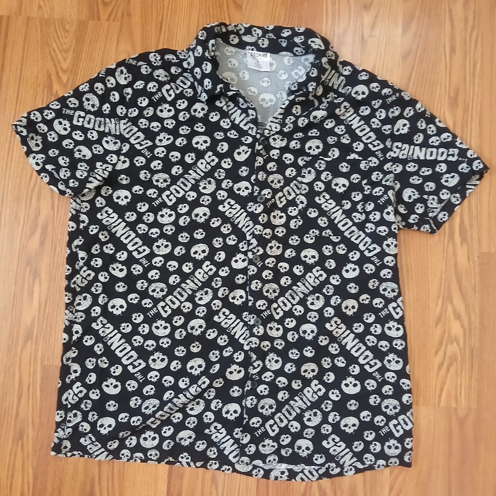 The Goonies Button Down Shirt Mens Large Black Skull Print‎ Short Sleeve Rayon - Picture 2 of 5